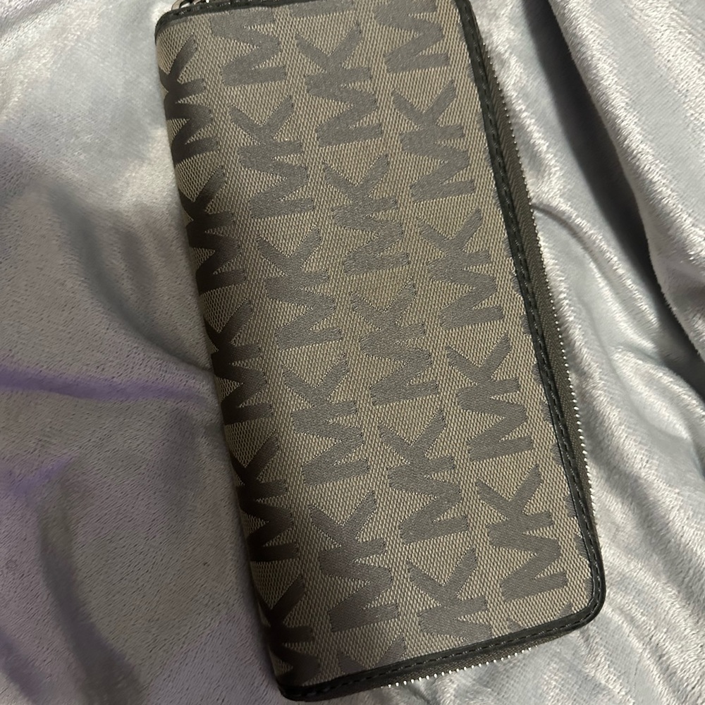 Authentic MK Wallet - Picture 2 of 4